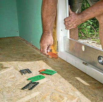 Isolert anneks: Ramme til dør i isolert anneks justeres Isolert anneks: Ramme til dør i isolert anneks klosses opp